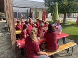 Das Sonnenhof-Team im Innenhof des Tierschutzhauses
