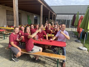 Das Sonnenhof-Team im Innenhof des Tierschutzhauses