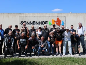 Spendenübergabe mit Bikern vor dem Sonnenhof