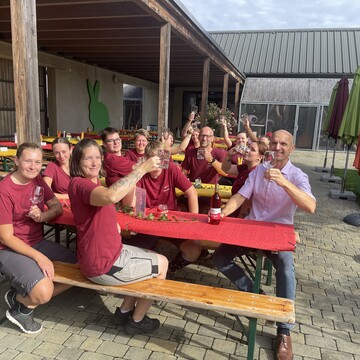 Das Sonnenhof-Team im Innenhof des Tierschutzhauses