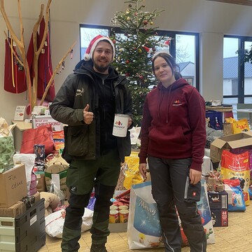 Kevin Bader-Mersich mit Lara-Ines Konrath bei der Spendenübergabe im Tierschutzhaus Sonnenhof