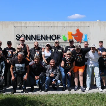 Spendenübergabe mit Bikern vor dem Sonnenhof