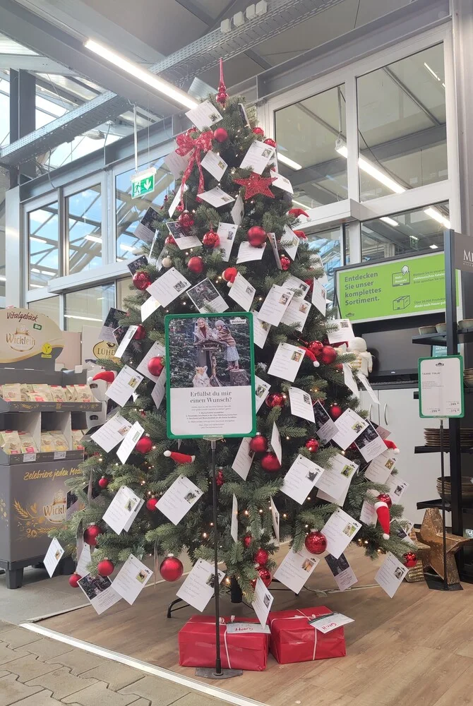 Weihnachtsbaum mit Wunschzetteln für Tiergeschenke