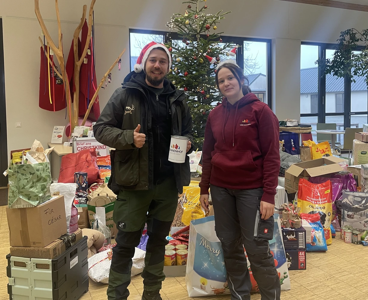 Kevin Bader-Mersich mit Lara-Ines Konrath bei der Spendenübergabe im Tierschutzhaus Sonnenhof