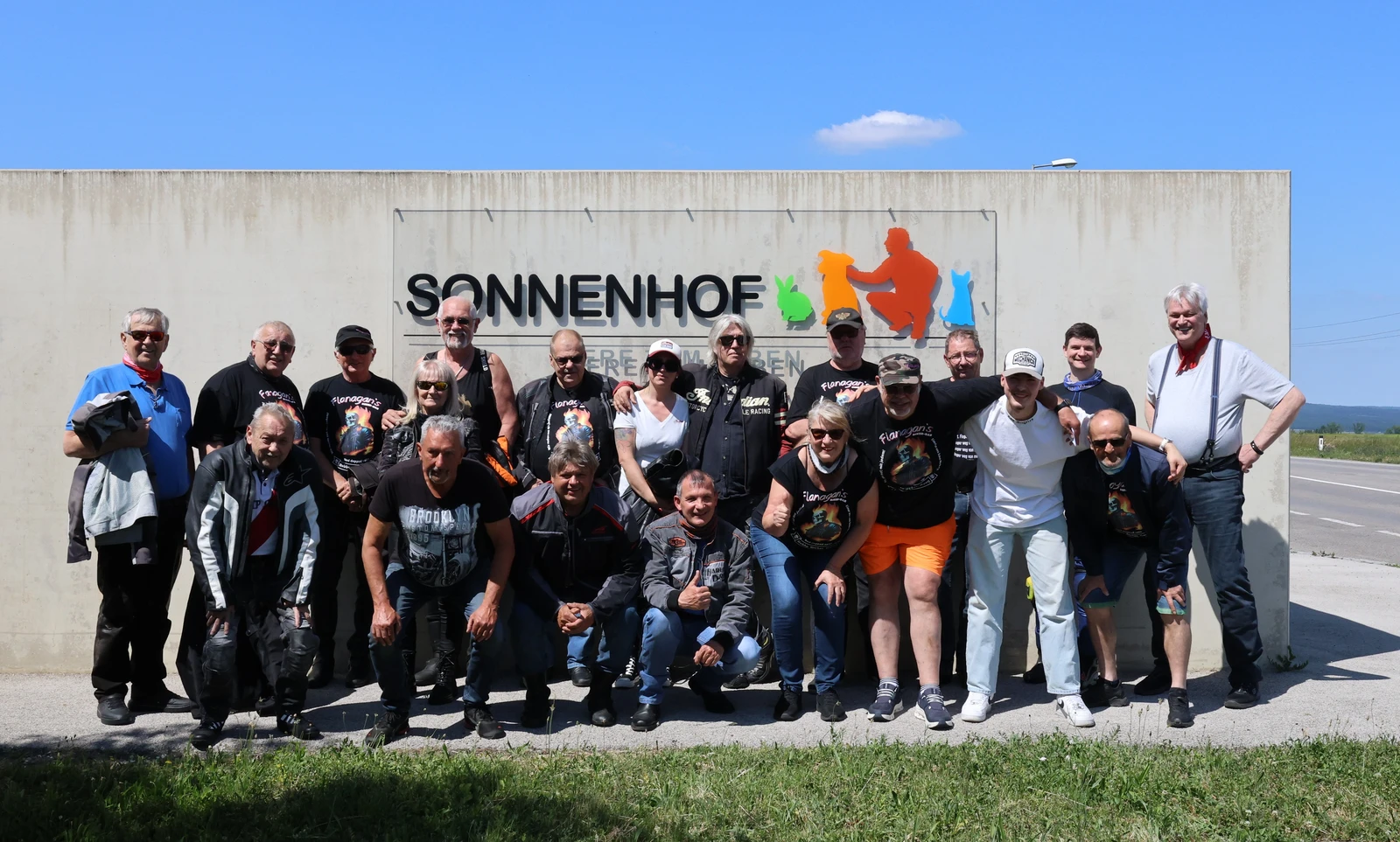 Spendenübergabe mit Bikern vor dem Sonnenhof